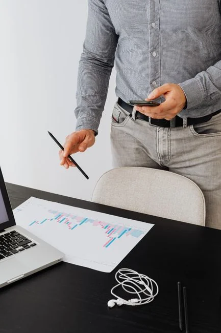 about-01 Gros plan sur un document de stratégie marketing posé sur un bureau, parfait pour du contenu professionnel.